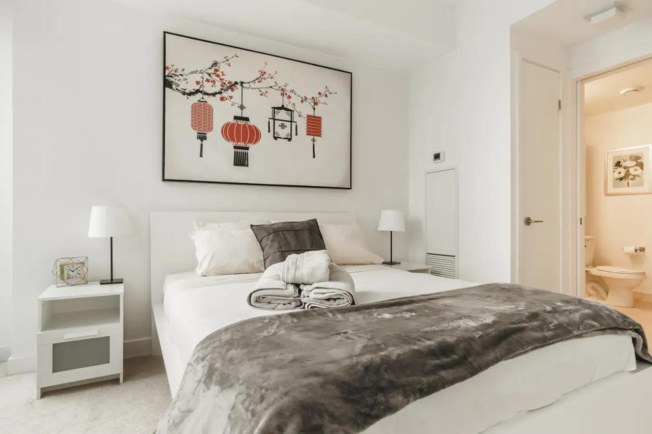 Luxury 2-Bedroom Condo Parking, View Of Cn Tower Toronto Buitenkant foto
