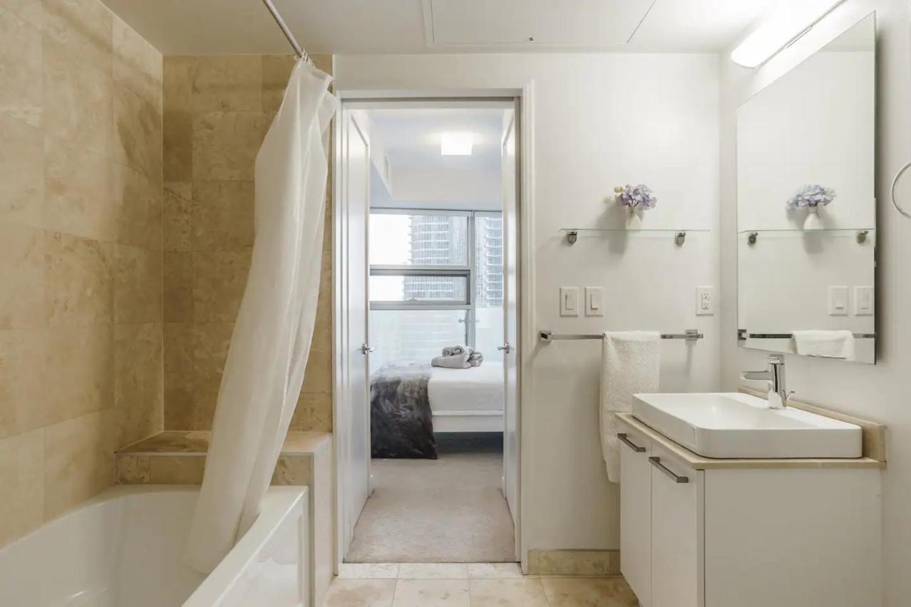 Luxury 2-Bedroom Condo Parking, View Of Cn Tower Toronto Buitenkant foto